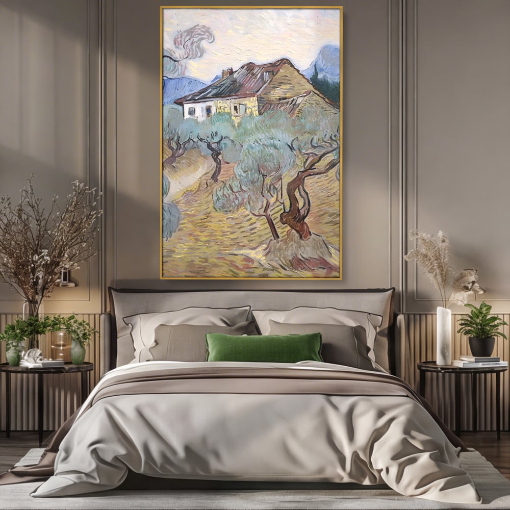 Tablou canvas cu pictura cu maslini si casa rurala, in rama de aluminiu auriu, pe perete intr-un dormitor